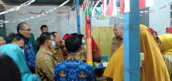 Foto---Pj. Gubernur Kalbar, Harisson didamping Plt Bupati Sanggau, Yohanes Ontot dan Kepala Dinas Kesehatan Sanggau, Ginting meninjau Posyandu Mangga di kawasan Projal, Kelurahan Bunut, Kabupaten Sanggau, Selasa (19/12/2023)---Kiram Akbar