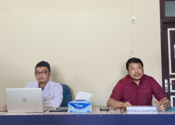 Kepala Kantor Imigrasi Putussibau Uray Aliandri (kanan) saat menyampaikan hasil capaian kinerja tahun 2023