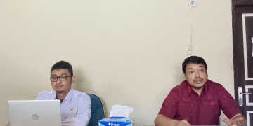 Kepala Kantor Imigrasi Putussibau Uray Aliandri (kanan) saat menyampaikan hasil capaian kinerja tahun 2023