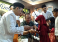 Foto—Kepala Kejaksaan Negeri Sanggau, Anton Rudiyanto dan Plt. Kepala BPBD Kabupaten Sanggau, menyerahkan bingkisan dan uang kepada 60 anak yatim Kota Sanggau, Rabu (03/01/2024) malam di gedung Kejaksaan Negeri Sanggau---Kiram Akbar