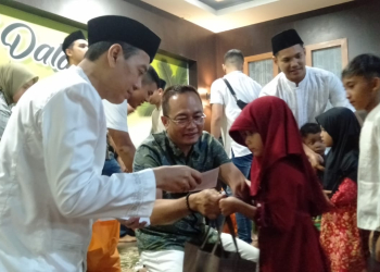 Foto—Kepala Kejaksaan Negeri Sanggau, Anton Rudiyanto dan Plt. Kepala BPBD Kabupaten Sanggau, menyerahkan bingkisan dan uang kepada 60 anak yatim Kota Sanggau, Rabu (03/01/2024) malam di gedung Kejaksaan Negeri Sanggau---Kiram Akbar