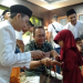Foto—Kepala Kejaksaan Negeri Sanggau, Anton Rudiyanto dan Plt. Kepala BPBD Kabupaten Sanggau, menyerahkan bingkisan dan uang kepada 60 anak yatim Kota Sanggau, Rabu (03/01/2024) malam di gedung Kejaksaan Negeri Sanggau---Kiram Akbar