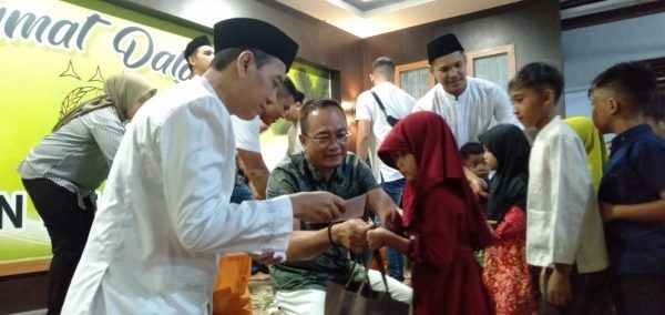 Foto—Kepala Kejaksaan Negeri Sanggau, Anton Rudiyanto dan Plt. Kepala BPBD Kabupaten Sanggau, menyerahkan bingkisan dan uang kepada 60 anak yatim Kota Sanggau, Rabu (03/01/2024) malam di gedung Kejaksaan Negeri Sanggau---Kiram Akbar