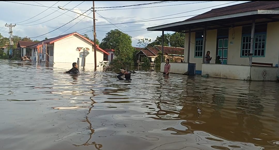 Banjir yang terjadi di Teluk Barak Kedamin Hilir Putussibau Selatan