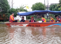 Foto----Kajari Sanggau, Anton Rudiyanto, Plt Kepala BPBD Sanggau, Budi Darmawan mengecek lokasi banjir di seputaran Kota Sanggau menggunakan speed boat, Jumat (19/01/2024)---Kiram