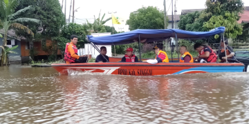 Foto----Kajari Sanggau, Anton Rudiyanto, Plt Kepala BPBD Sanggau, Budi Darmawan mengecek lokasi banjir di seputaran Kota Sanggau menggunakan speed boat, Jumat (19/01/2024)---Kiram