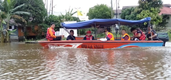 Foto----Kajari Sanggau, Anton Rudiyanto, Plt Kepala BPBD Sanggau, Budi Darmawan mengecek lokasi banjir di seputaran Kota Sanggau menggunakan speed boat, Jumat (19/01/2024)---Kiram