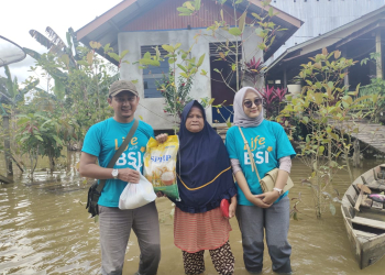 Brance Manager BSI Putussibau Arief Normansyah saat menyalurkan bantuan untuk korban banjir di Desa Tanjung Jati Kecamatan Putussibau Selatan