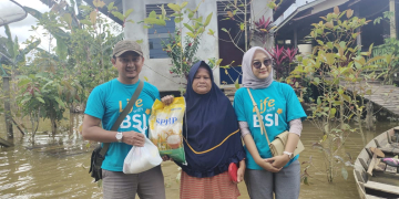 Brance Manager BSI Putussibau Arief Normansyah saat menyalurkan bantuan untuk korban banjir di Desa Tanjung Jati Kecamatan Putussibau Selatan
