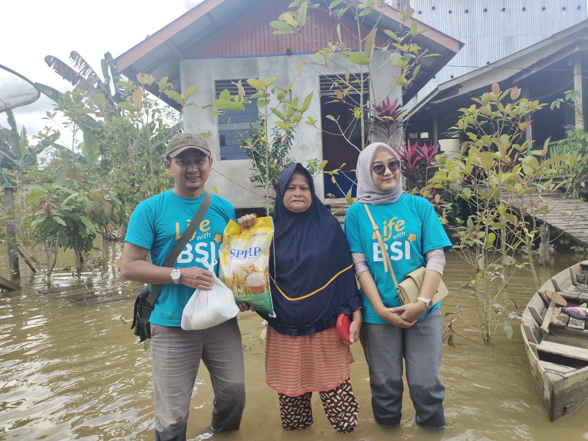 Brance Manager BSI Putussibau Arief Normansyah saat menyalurkan bantuan untuk korban banjir di Desa Tanjung Jati Kecamatan Putussibau Selatan