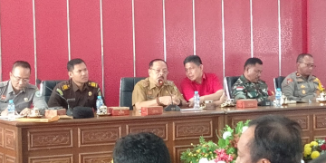 Foto---Plt. Bupati Sanggau, Yohanes Ontot (tengah) memimpin rapat koordinasi penanganan Batingsor di Kantor Bupati Sanggau, Senin (22/01/2024)---Kiram