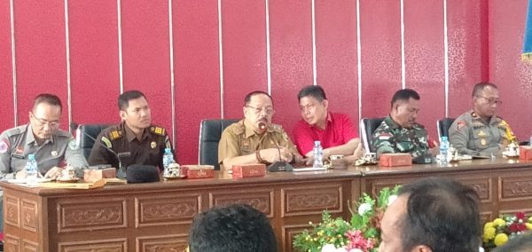 Foto---Plt. Bupati Sanggau, Yohanes Ontot (tengah) memimpin rapat koordinasi penanganan Batingsor di Kantor Bupati Sanggau, Senin (22/01/2024)---Kiram