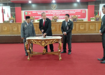 Foto---Penandantangan berita acara pengusulan pengangkatan Wakil Bupati menjadi Bupati Sanggau masa jabatan tahun 2019-2024 oleh Ketua DPRD Sanggau, Jumadi, dalam rapat paripurna yang digelar Selasa (23/01/2024)---Kiram