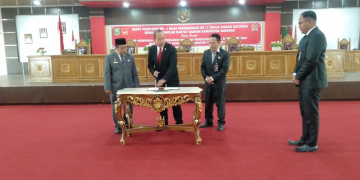 Foto---Penandantangan berita acara pengusulan pengangkatan Wakil Bupati menjadi Bupati Sanggau masa jabatan tahun 2019-2024 oleh Ketua DPRD Sanggau, Jumadi, dalam rapat paripurna yang digelar Selasa (23/01/2024)---Kiram