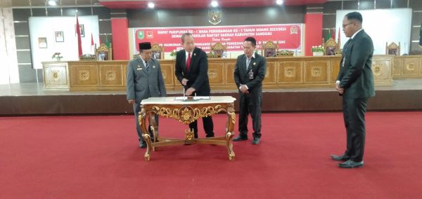 Foto---Penandantangan berita acara pengusulan pengangkatan Wakil Bupati menjadi Bupati Sanggau masa jabatan tahun 2019-2024 oleh Ketua DPRD Sanggau, Jumadi, dalam rapat paripurna yang digelar Selasa (23/01/2024)---Kiram