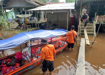 Peduli Banjir, Kejari Sanggau Salurkan Bantuan 100 Paket Sembako
