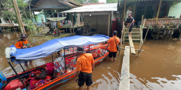 Peduli Banjir, Kejari Sanggau Salurkan Bantuan 100 Paket Sembako