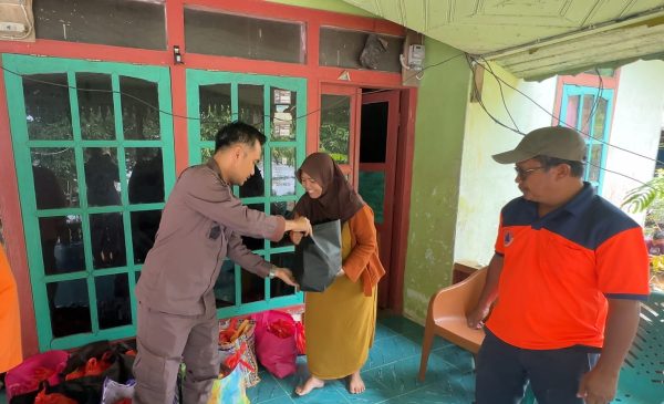 Foto----Kepala Seksi (Kasi) intel Kejaksaan Negeri (Kejari) Sanggau, Adi Rahmanto menyerahkan bantuan dari Kejari Sanggau pada warga terdampak banjir di Kecamatan Kapuas, Kamis (24/01/2024)—ist