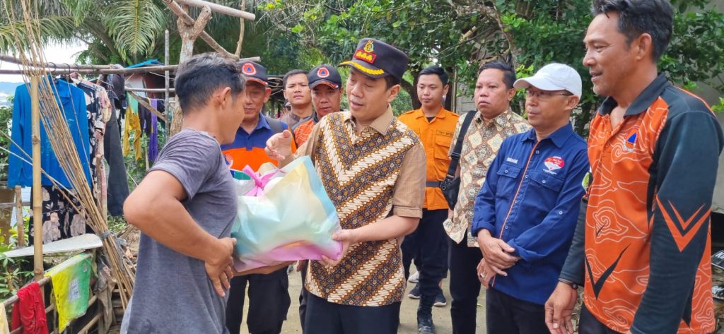 Foto---Kepala Kejaksaan Negeri (Kajari) Sanggau, Anton Rudiyanto menyerahkan bantuan sembako kepada warga terdampak banjir di Kecamatan Kapuas, Jumat (25/01/2024)---ist