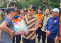Foto---Kepala Kejaksaan Negeri (Kajari) Sanggau, Anton Rudiyanto menyerahkan bantuan sembako kepada warga terdampak banjir di Kecamatan Kapuas, Jumat (25/01/2024)---ist
