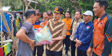 Foto---Kepala Kejaksaan Negeri (Kajari) Sanggau, Anton Rudiyanto menyerahkan bantuan sembako kepada warga terdampak banjir di Kecamatan Kapuas, Jumat (25/01/2024)---ist