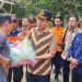 Foto---Kepala Kejaksaan Negeri (Kajari) Sanggau, Anton Rudiyanto menyerahkan bantuan sembako kepada warga terdampak banjir di Kecamatan Kapuas, Jumat (25/01/2024)---ist