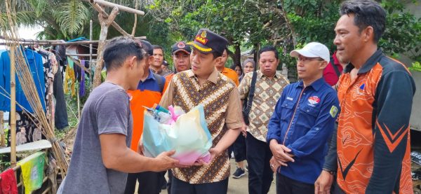 Foto---Kepala Kejaksaan Negeri (Kajari) Sanggau, Anton Rudiyanto menyerahkan bantuan sembako kepada warga terdampak banjir di Kecamatan Kapuas, Jumat (25/01/2024)---ist