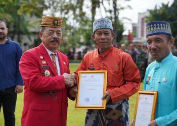 Foto----Sekretaris Dinas Kesehatan (Dinkes) Sanggau, Najori, menerima penghargaan dari Plt. Bupati Sanggau, Yohanes Ontot pada apel peringatan Hari Ulang Tahun ke-67 Pemprov Kalbar, Senin (29/01/2024)---ist