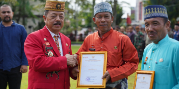 Foto----Sekretaris Dinas Kesehatan (Dinkes) Sanggau, Najori, menerima penghargaan dari Plt. Bupati Sanggau, Yohanes Ontot pada apel peringatan Hari Ulang Tahun ke-67 Pemprov Kalbar, Senin (29/01/2024)---ist