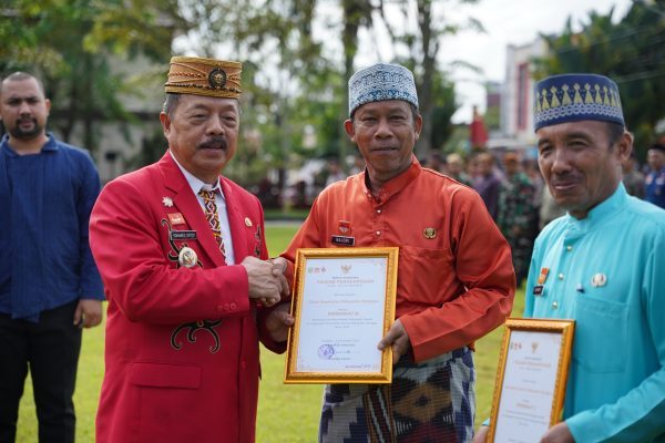 Foto----Sekretaris Dinas Kesehatan (Dinkes) Sanggau, Najori, menerima penghargaan dari Plt. Bupati Sanggau, Yohanes Ontot pada apel peringatan Hari Ulang Tahun ke-67 Pemprov Kalbar, Senin (29/01/2024)---ist