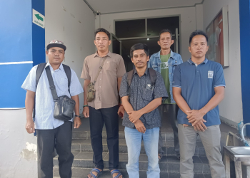 Warga Desa Teluk Geruguk saat mendatangi kantor PLN Putussibau