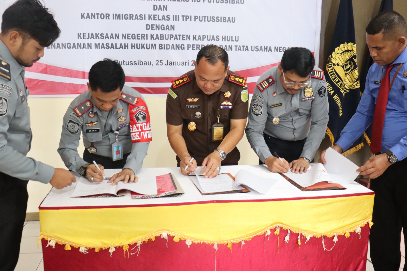 Di bidang hukum, Rutan Putussibau dan Imigrasi menggandeng Kejari Kapuas Hulu untuk kerjasama dalam bidang hukum