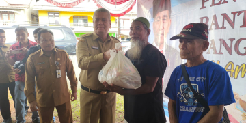 Pj Gubernur Kalbar dr Harisson saat memberikan bantuan sosial pangan kepada warga Putussibau