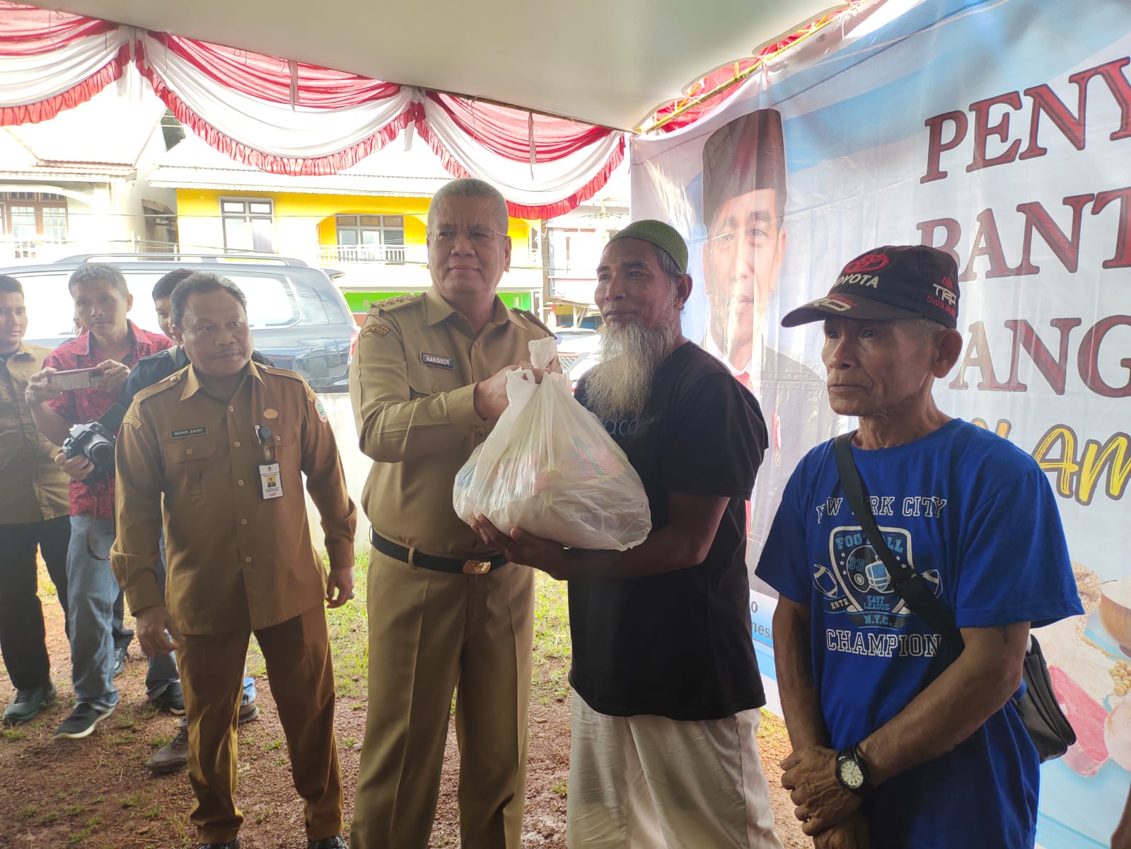 Pj Gubernur Kalbar dr Harisson saat memberikan bantuan sosial pangan kepada warga Putussibau