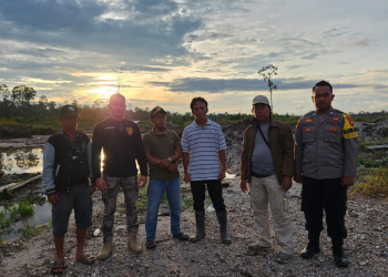 Satreskrim Polres Kapuas Hulu bersama Kepala Desa dan warga setempat saat melakukan pengecekan WPR di Desa Beringin