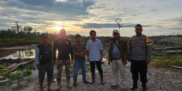 Satreskrim Polres Kapuas Hulu bersama Kepala Desa dan warga setempat saat melakukan pengecekan WPR di Desa Beringin