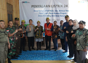 Anggota DPRD Kapuas Hulu Yanto saat menghadiri peresmian penyalaan listrik