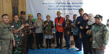 Anggota DPRD Kapuas Hulu Yanto saat menghadiri peresmian penyalaan listrik