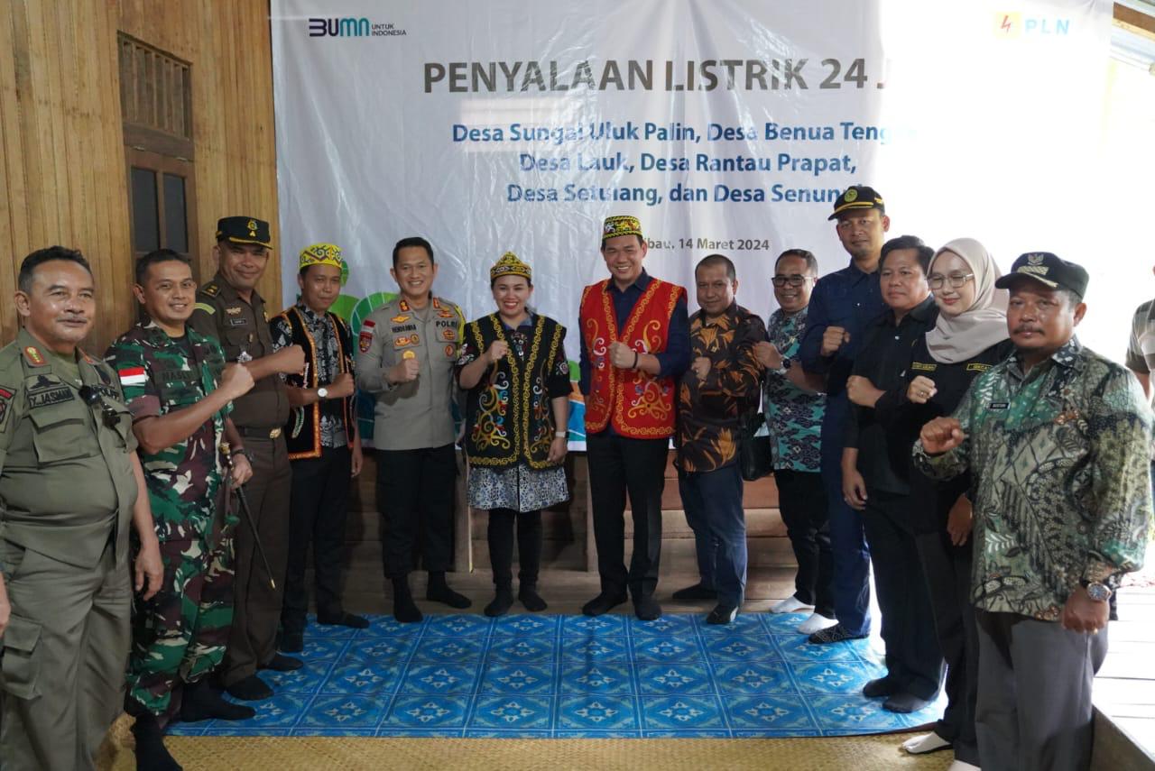 Anggota DPRD Kapuas Hulu Yanto saat menghadiri peresmian penyalaan listrik