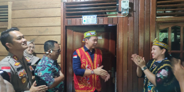 Peresmian penyalaan listrik untuk enam desa di Kecamatan yang yang masuk wilayah perbatasan diresmikan oleh Bupati Kapuas Hulu Fransiskus Diaan