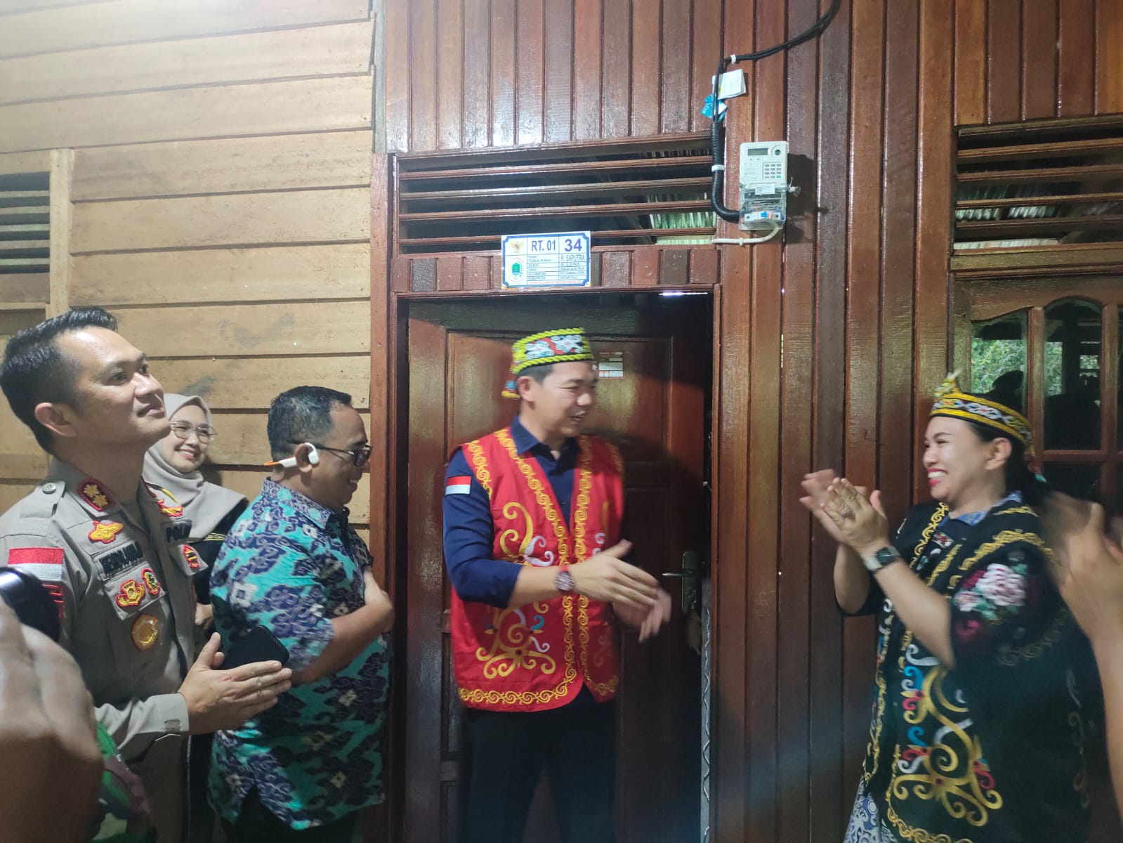 Peresmian penyalaan listrik untuk enam desa di Kecamatan yang yang masuk wilayah perbatasan diresmikan oleh Bupati Kapuas Hulu Fransiskus Diaan