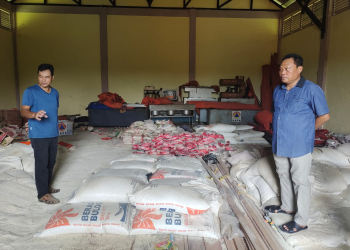 Sekda Kapuas Hulu Mohd Zaini saat mengecek langsung sembako untuk bantuan masyarakat Kapuas Hulu yang sudah kadaluwarsa di gudang BPBD