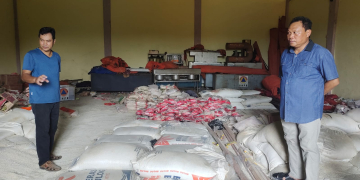 Sekda Kapuas Hulu Mohd Zaini saat mengecek langsung sembako untuk bantuan masyarakat Kapuas Hulu yang sudah kadaluwarsa di gudang BPBD