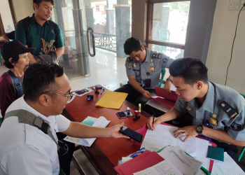 Kantor Imigrasi Kelas III TPI Putussiabu meluncurkan program inovatif dengan turun langsung ke daerah perbatasan guna memberikan layanan pembuatan paspor