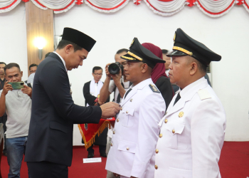Pelantikan sejumlah pejabat di Kabupaten Kapuas Hulu oleh Bupati Kapuas Hulu Fransiskus Diaan
