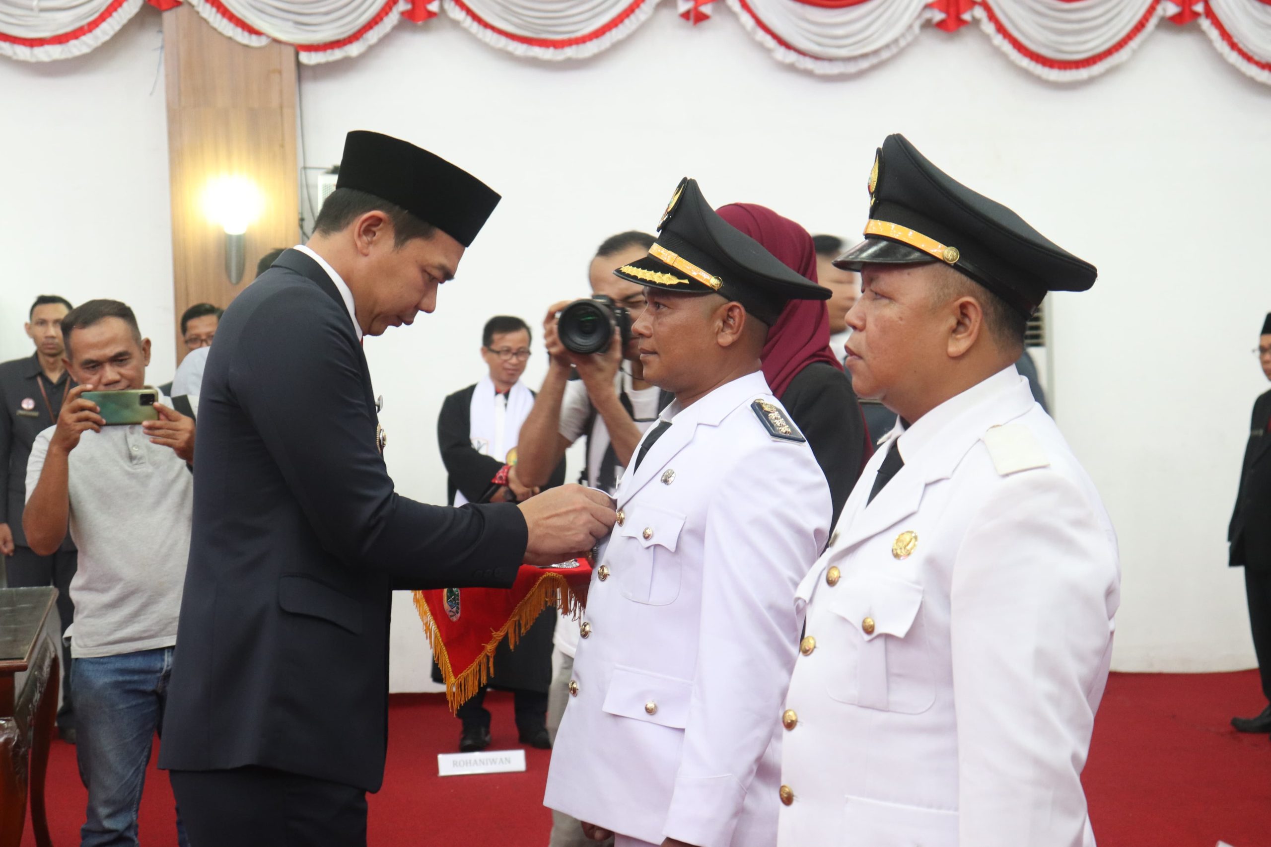 Pelantikan sejumlah pejabat di Kabupaten Kapuas Hulu oleh Bupati Kapuas Hulu Fransiskus Diaan