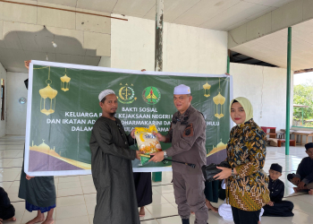 Kajari Kapuas Hulu Samsuri saat memberilan bantuan sosial kepada pengurus Pesantren Al Fatah