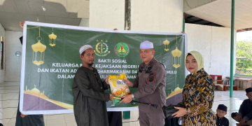 Kajari Kapuas Hulu Samsuri saat memberilan bantuan sosial kepada pengurus Pesantren Al Fatah