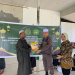 Kajari Kapuas Hulu Samsuri saat memberilan bantuan sosial kepada pengurus Pesantren Al Fatah