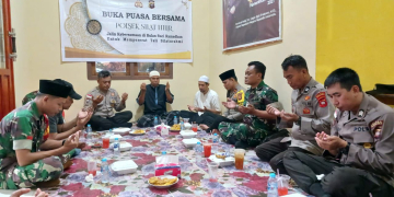 Kegiatan buka puasa bersama antara Koramil dan Polsek Silat Hilir bersama masyarakat sekitar